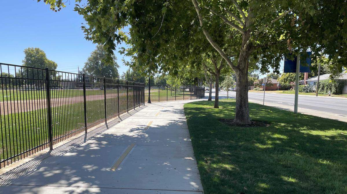 A newly completed bike-and-pedestrian path runs near Cordova High School in Rancho Cordova on Tuesday, Aug. 19, 2025.
The $2.4 million shared-use path opened last week, creating a protected route from Coloma Road to the American River Parkway following a stretch of Chase Drive where five crashes have occurred since 2018.