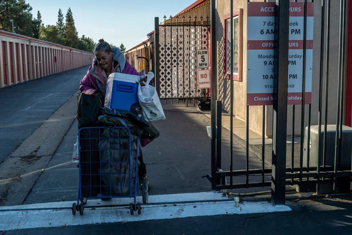 Sharon Pendarvis balances all the belongings she needs to survive daily on the street as she leaves her storage facility to catch a bus in November. “I didn’t feel safe at all to the point where I would keep knives in my room. To this day I don’t know where ten knives are that I bought at that place to eat my food,” said Pendarvis about living in Sacramento Self-Help Housing.