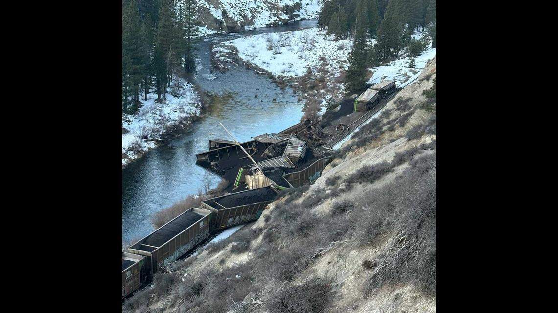 A Union Pacific train derailed due to a train track defect Sunday and dumped nearly 2.5 million pounds of coal around Plumas County’s Feather River, according to the California Department of Fish and Wildlife. 