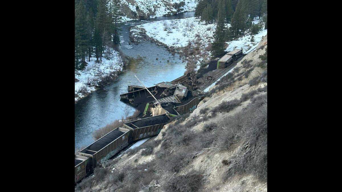 A Union Pacific train derailed due to a train track defect Sunday and dumped coal in and around Plumas County’s Feather River, according to the California Department of Fish and Wildlife and Union Pacific officials.