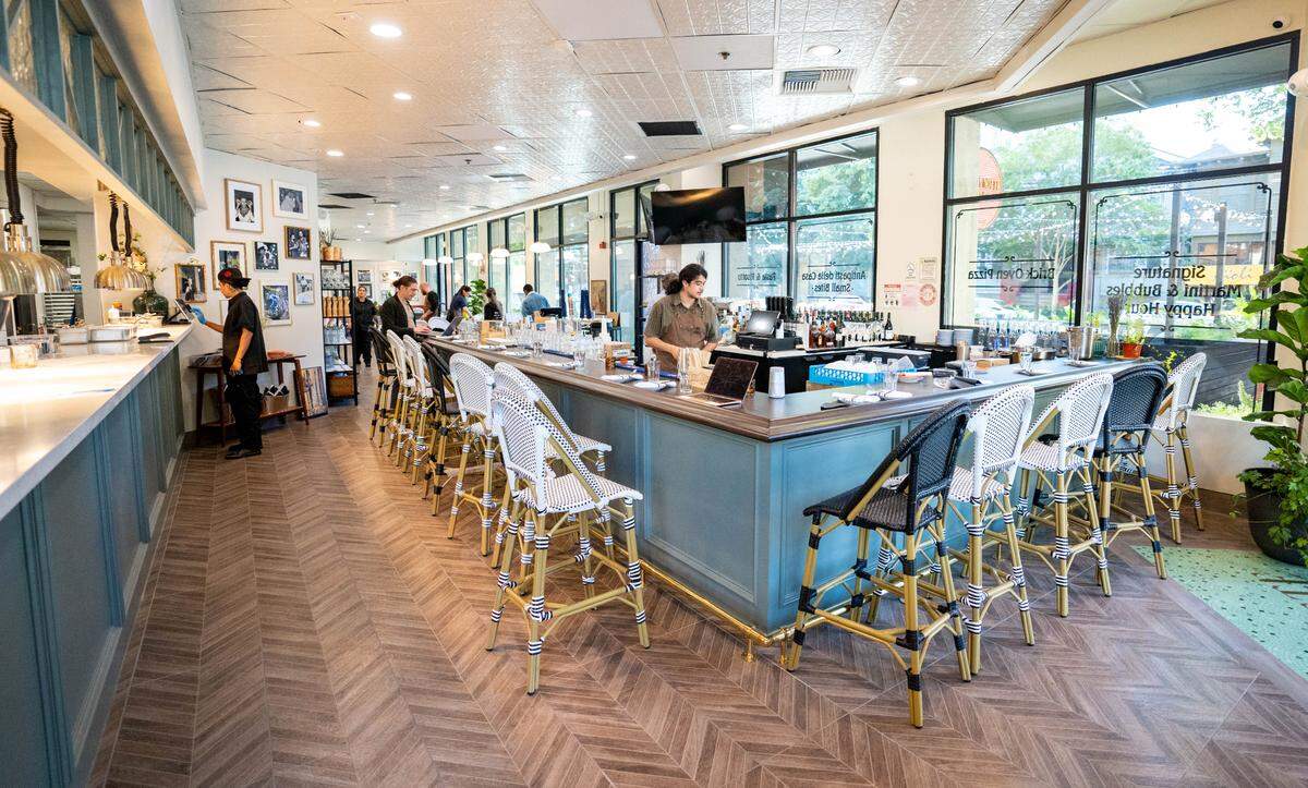 Pazza Notte, a New York City-based Italian restaurant and bistro that features an open kitchen concept and a U-shaped bar up front, hosts its first lunch on Wednesday.