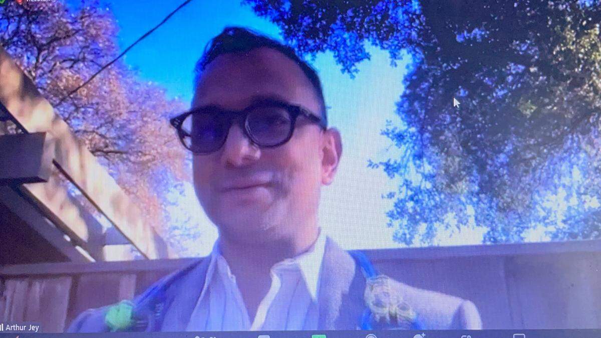 El doctor Arthur Jey, médico de urgencias de Sutter, recomendó la vacunación y el uso de mascarilla como parte de las medidas de prevención que los residentes de Sacramento pueden adoptar para sobrevivir a las fiestas de diciembre sin tener que acudir a urgencias.