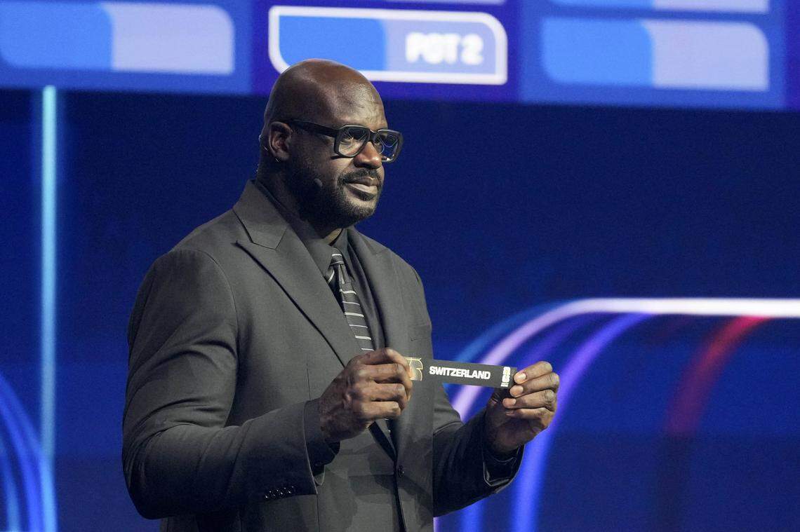 El asistente del sorteo Shaquille O'Neal muestra la tarjeta que dice Switzerland durante el sorteo del World Cup 2026 en el Kennedy Center, en Washington, D.C., el viernes.