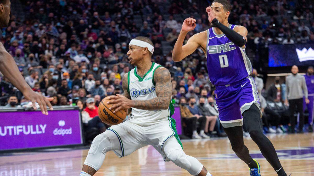 Former Sacramento Kings guard Isaiah Thomas (20 with the Dallas Mavericks on a ten day contract drives to the basket as he’s defended by Sacramento Kings guard Tyrese Haliburton (0) on Wednesday, Dec. 29, 2021 during an NBA basketball game at Golden 1 Center in Sacramento.