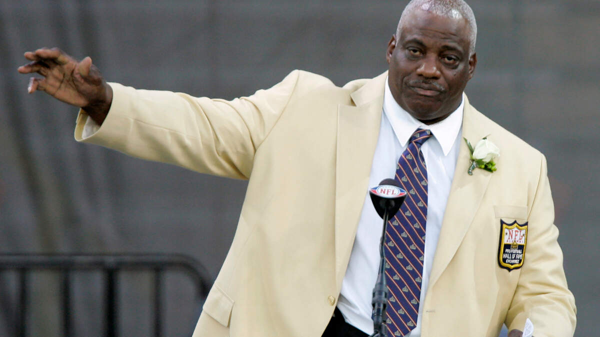 Former San Francisco 49ers defensive end Fred Dean waves to fans after his speech at the Pro Football Hall of Fame, in Canton, Ohio, in 2008.
