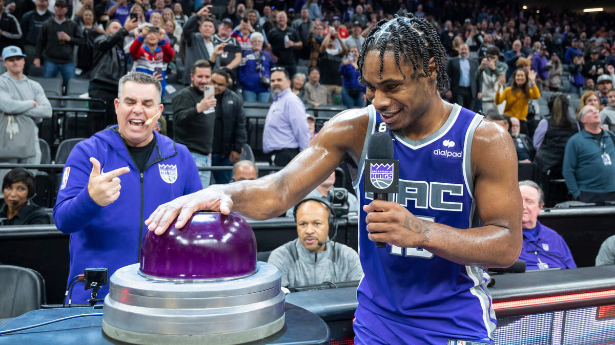 Sacramento Kings guard Davion Mitchell (15) lights the beam after the win against the New Orleans Pelicans in the NBA basketball game Monday, March 6, 2023, at Golden 1 Center in Sacramento. The Kings defeated the Pelicans 123-108.