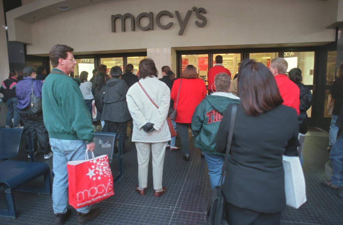 Shoppers on the second busiest day of the year, the day after Christmas, line up at 7:30 a.m. in 1997 to get in the Macy’s at Downtown Plaza to return gifts and hunt for bargains on discounted holiday items.