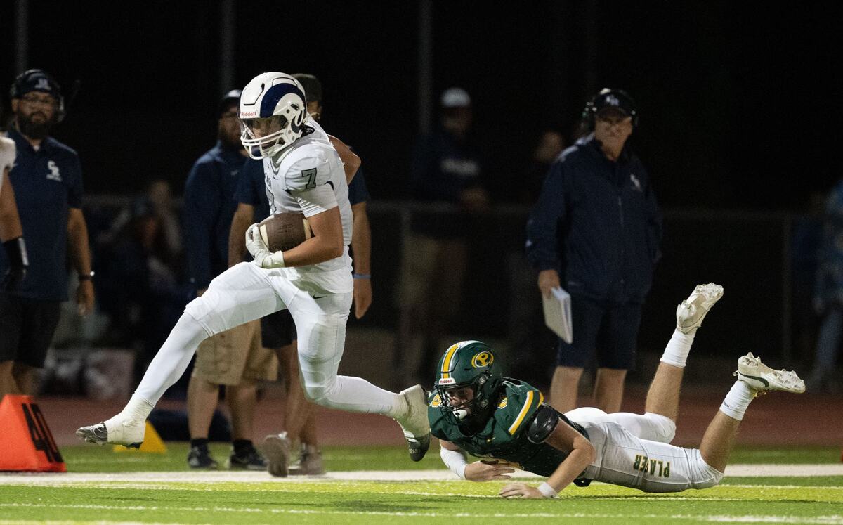 The Casa Roble Rams’ Elijah Huddle (7) gets past the Placer Hillmen’s Cole Keim (8) on in August.