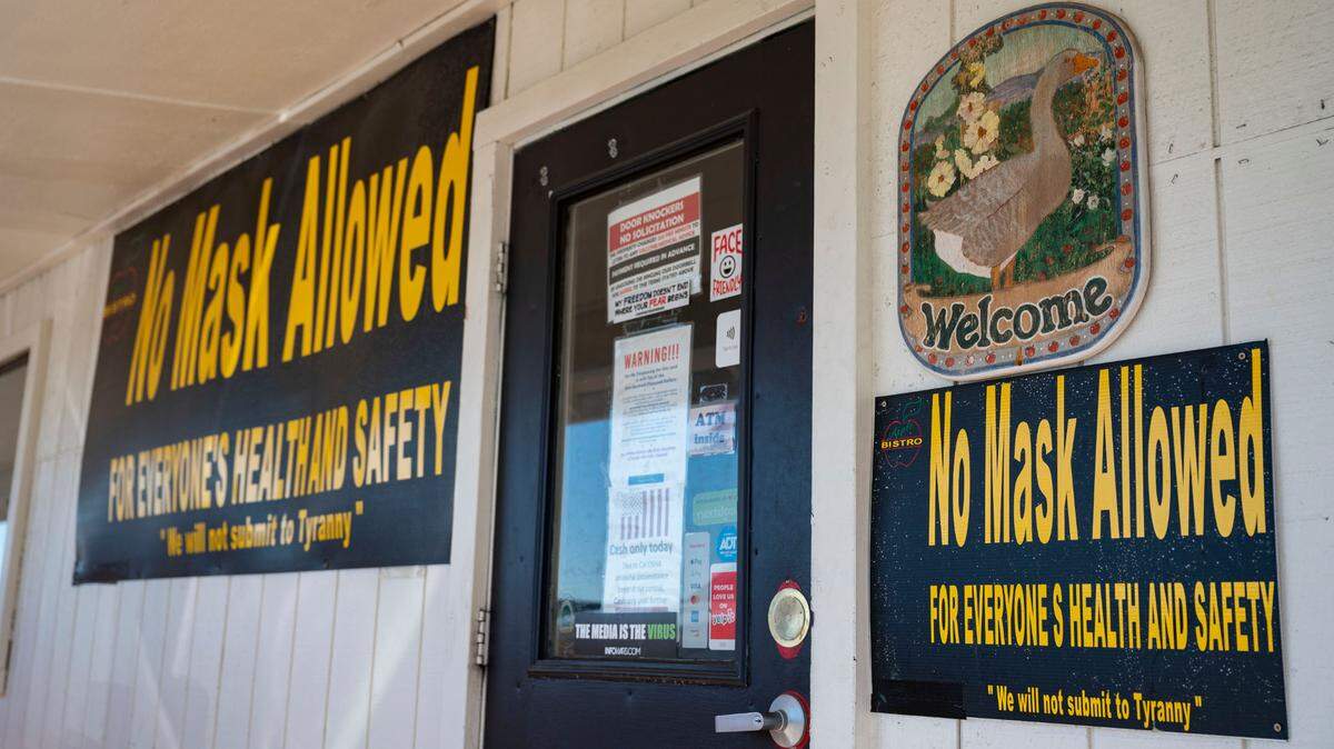 “No Mask Allowed FOR EVERYONE’S HEALTH AND SAFETY,” read signs at the entry to Apple Bistro in Placerville on Feb. 1, 2022. “The media is the virus,” reads a bumper sticker on the door.