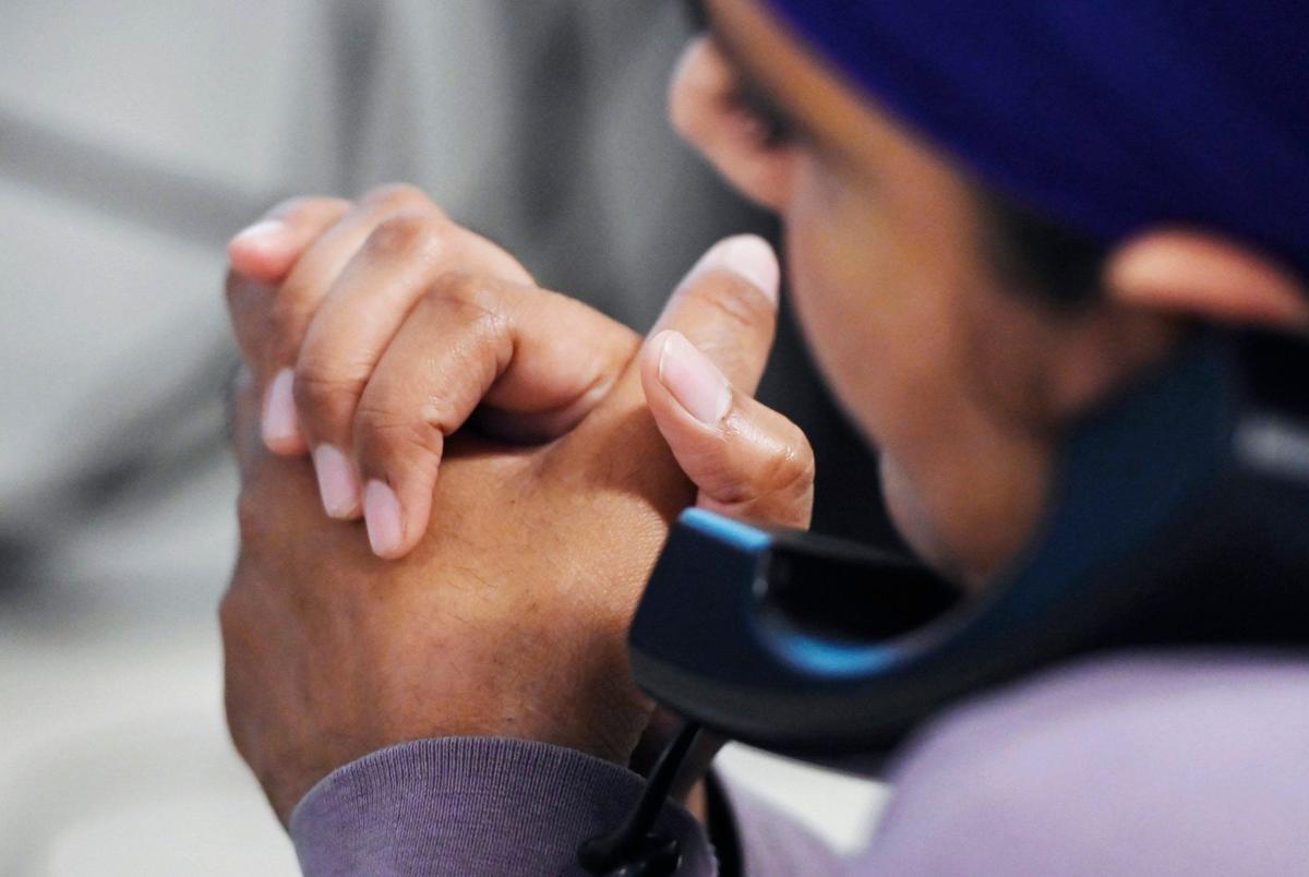 La especialista en prevención del suicidio Manpreet Kaur hace preguntas de revisión en una llamada al centro de llamadas de la línea de salud mental 988, el viernes 26 de abril de 2024, en Fresno.
