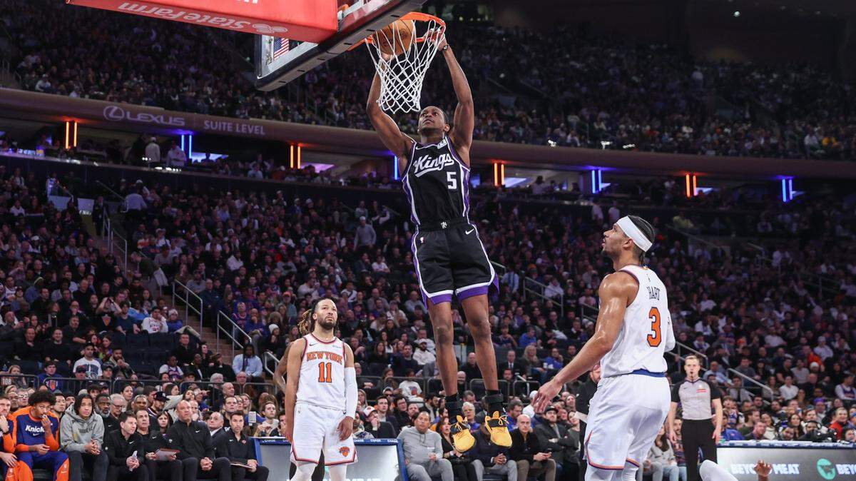 Jan 25, 2025; New York, New York, USA;  Sacramento Kings guard De'Aaron Fox (5) dunks against the New York Knicks in the third quarter at Madison Square Garden. Mandatory Credit: Wendell Cruz-Imagn Images