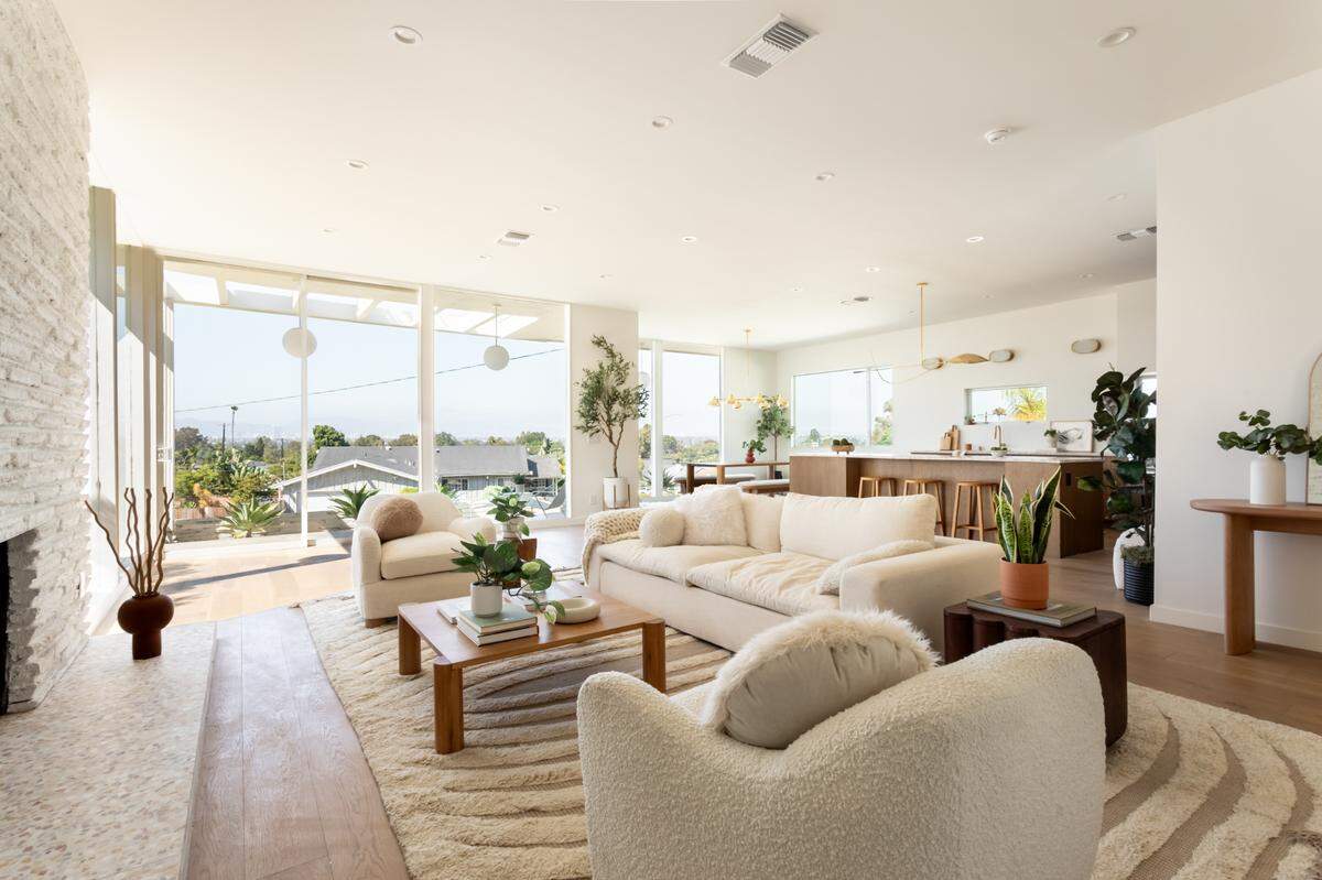 A mid-century modern home that’s a pinnacle of sophistication and timelessness is for sale in Los Angeles, California​ for $2.299 million.
