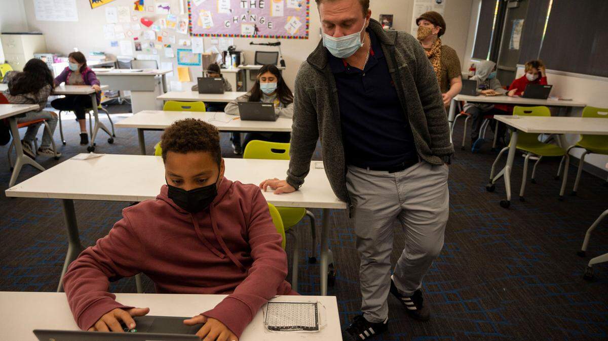 California has a substitute teacher shortage. Why aren’t retired educators filling in?