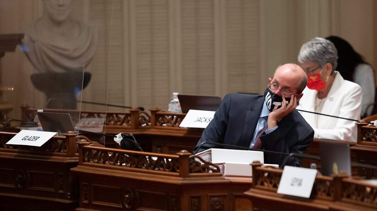 El senador Steve Glazer, demócrata de Contra Costa, es el autor del proyecto de ley SB 1327, que gravaría a las grandes empresas tecnológicas para pagar un crédito fiscal a los medios de comunicación.