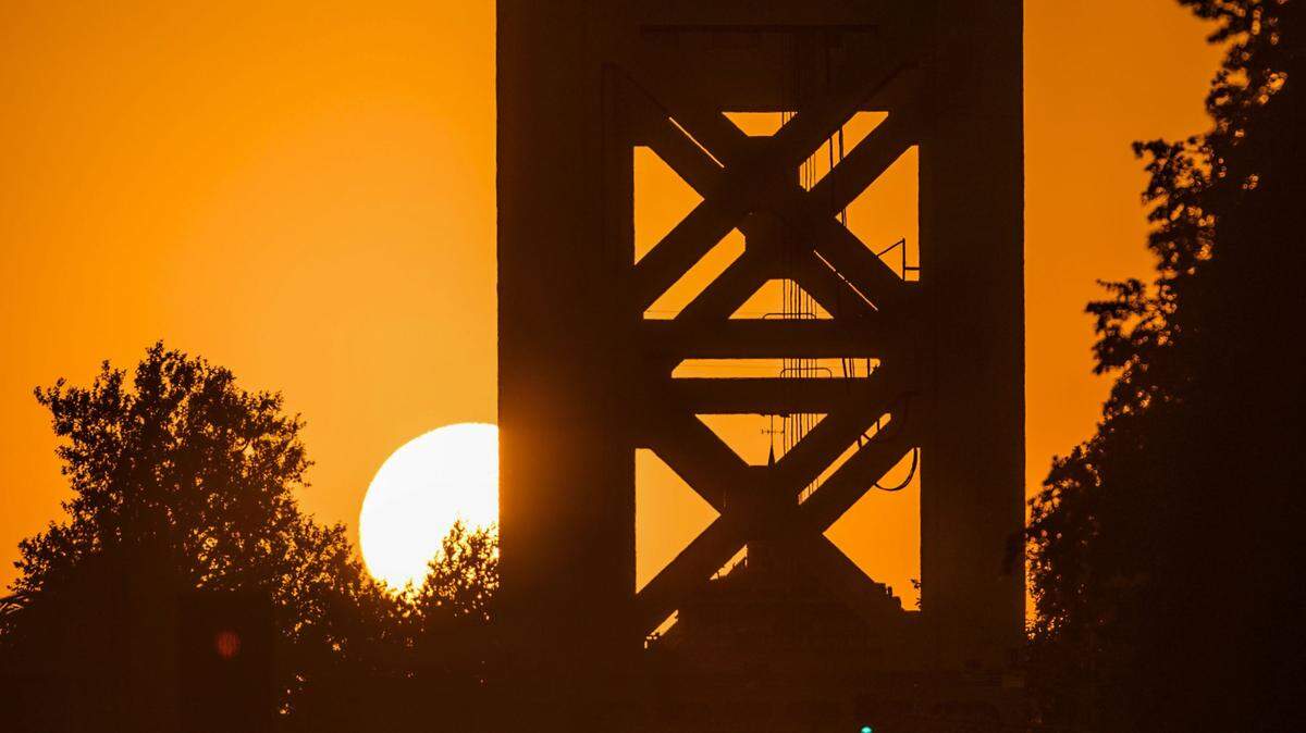 Heat waves can kill. Californians urged to ‘stay cool, stay hydrated’ — and not start fires