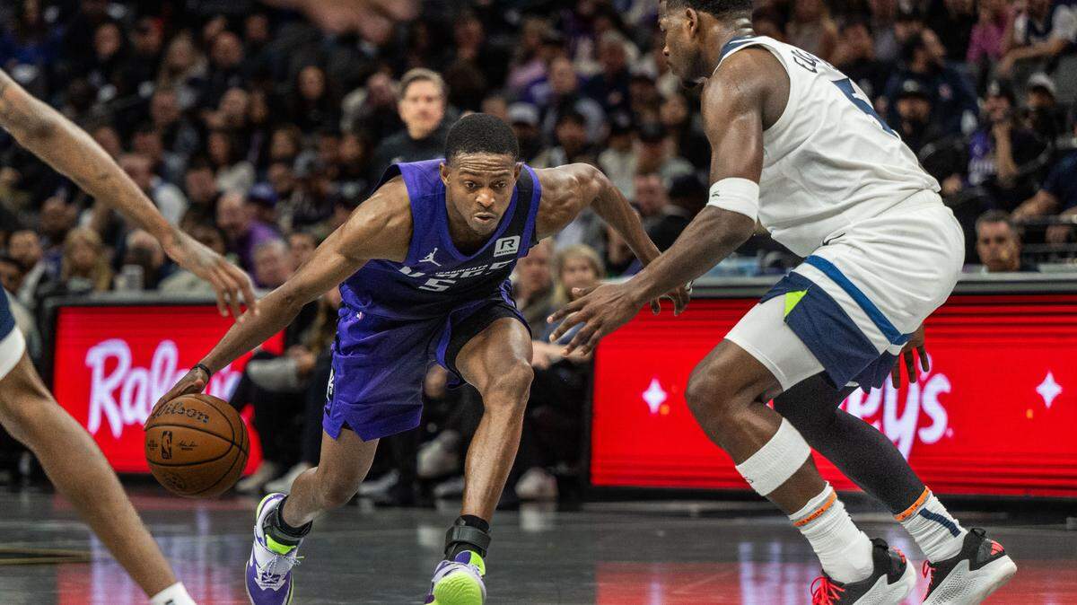 Sacramento Kings guard De’Aaron Fox (5) drives to the basket against the Minnesota Timberwolves at Golden 1 Center on Nov. 15, during a game in which he scored 60 points. The Kings reportedly have opened talks for trading Fox.
