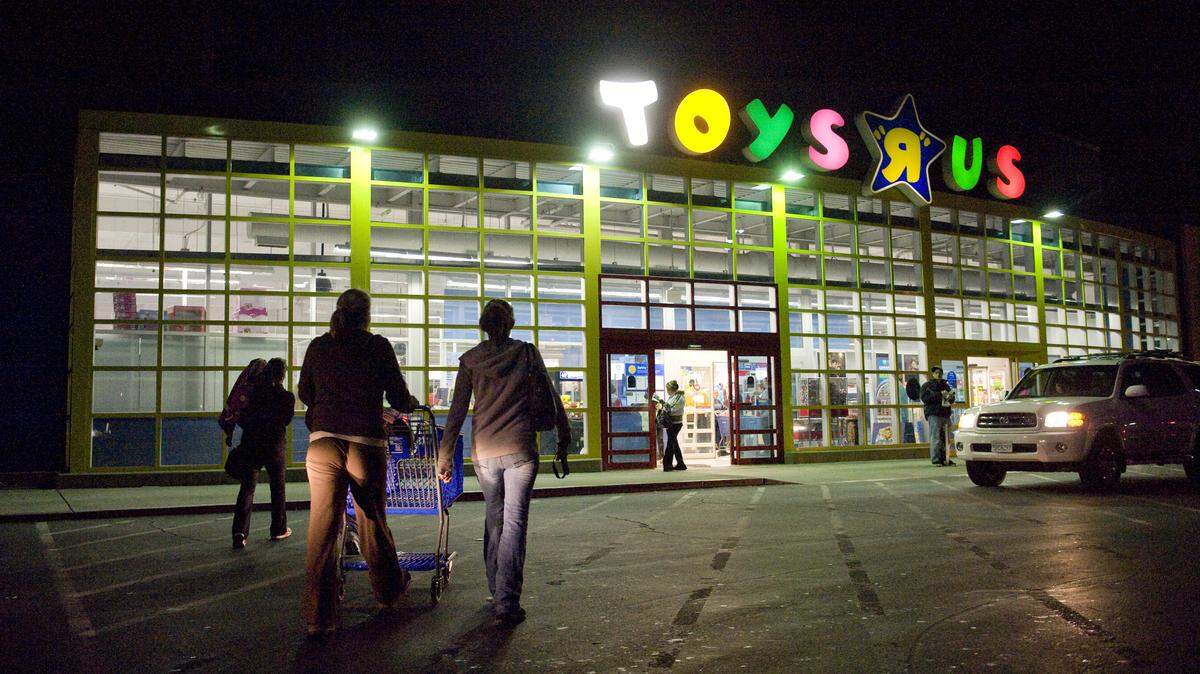 Sacramento shoppers take advantage of the 2009 Black Friday sales at the major retailers, including Toys R Us (at 7 a.m.) on Arden Way the day after Thanksgiving. Toys R Us announced in March 2018 it would be closing all of its U.S. locations. In June 2018, furniture retailer Scandinavian Designs won the bid for an Elk Grove Toys R Us location.