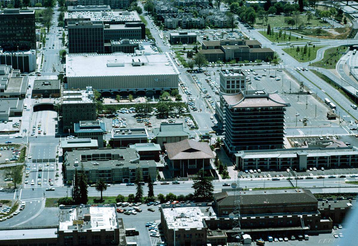 The Macy’s building in downtown Sacramento stands at top left in 1975 after the construction of Interstate 5 and the first version of Downtown Plaza.