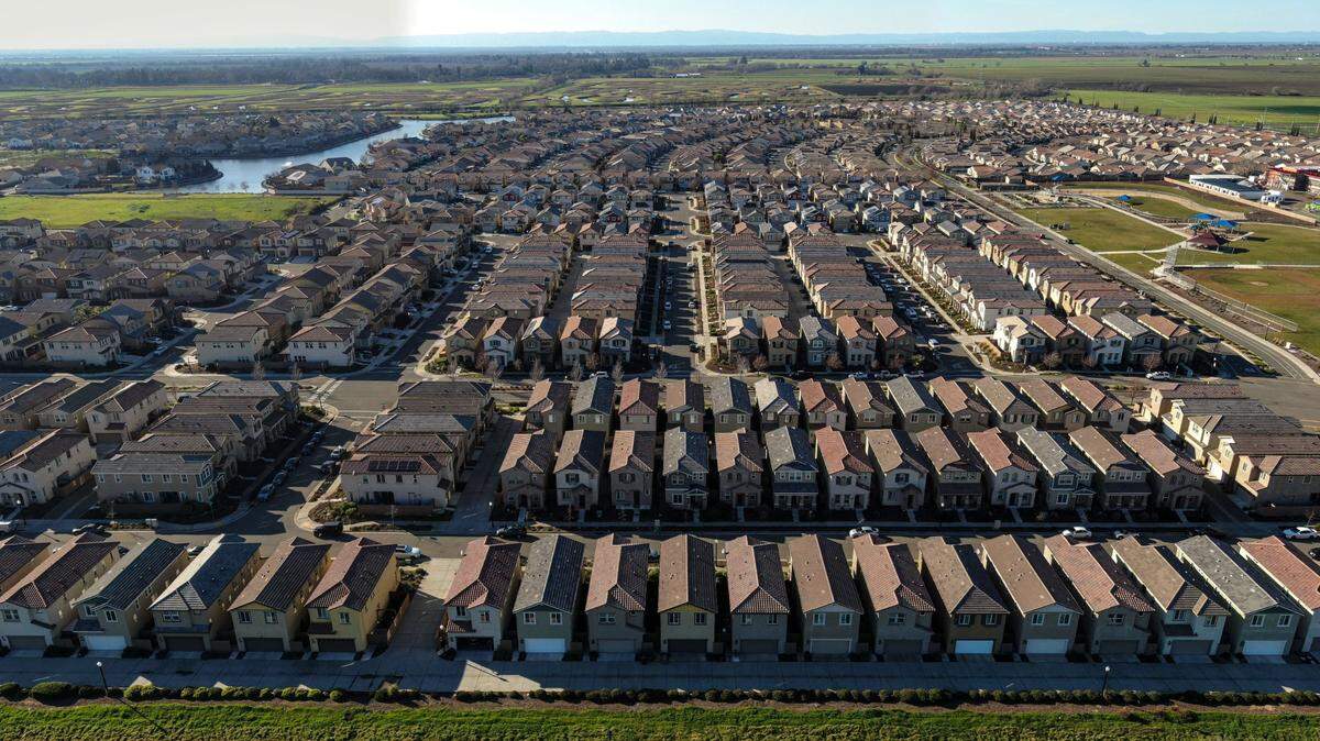 Sacramento’s real estate market broke records in 2021. Inside the ‘chaotic’ year for buyers