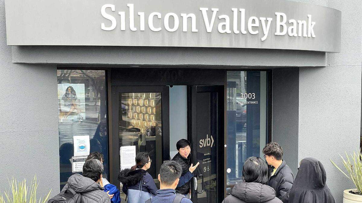 A worker, at the door, tells customers that the Silicon Valley Bank headquarters is closed on Friday in Santa Clara. Silicon Valley Bank was shut down on Friday morning by California regulators and was put in control of the U.S. Federal Deposit Insurance Corp.