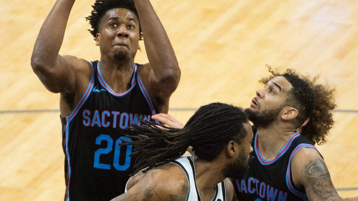 Sacramento Kings center Hassan Whiteside (20) drives two the basket in the third quarter during a game at Golden 1 Center on Monday, Feb. 15, 2021 in Sacramento.
