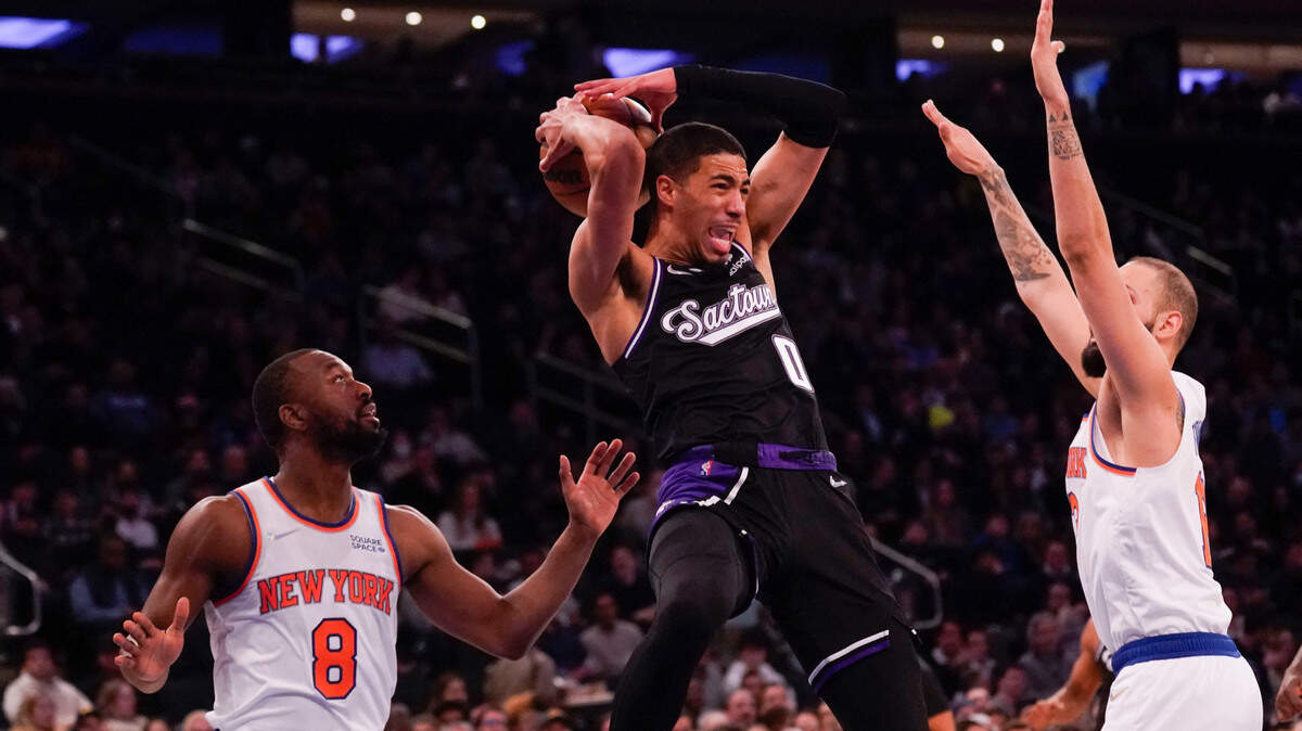 Sacramento Kings’ Tyrese Haliburton, center, is fouled by New York Knicks’ Evan Fournier, right, while driving to the basket during the first half of the NBA basketball game, Monday, Jan. 31, 2022, in New York. (AP Photo/Seth Wenig)