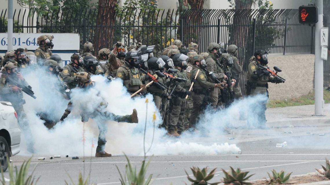Gavin Newsom condena el despliegue de la Guardia Nacional en medio de redadas de ICE y protestas en Los Ángeles