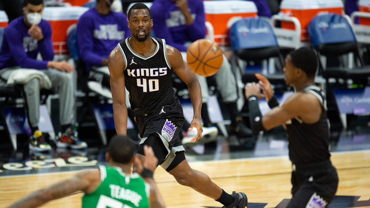 Sacramento Kings forward Harrison Barnes (40) passes to Sacramento Kings guard De’Aaron Fox (5) in the first quarter during a game at Golden 1 Center on Wednesday, Feb. 3, 2021 in Sacramento.