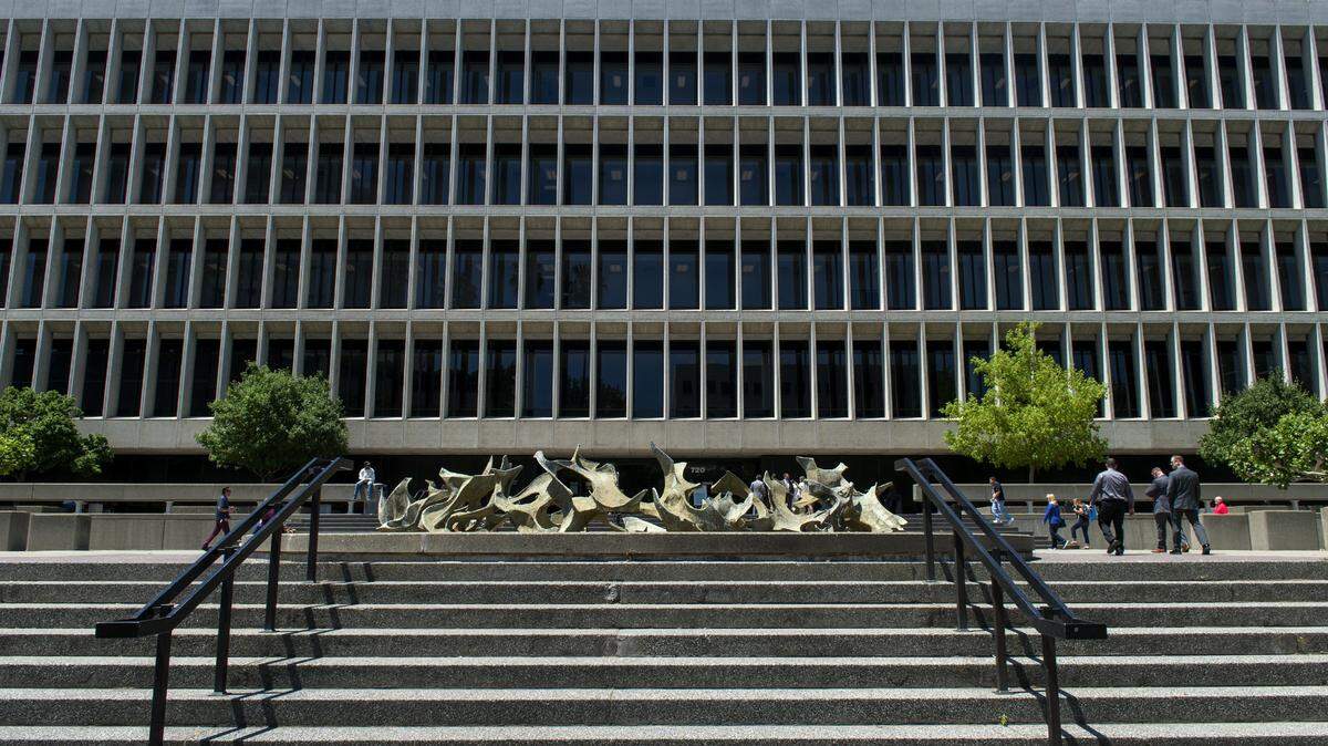 An outside view of the Gordon D. Schaber courthouse in Sacramento, Calif. The Sacramento Superior Court has suspended the start of new criminal trials through Jan. 4 because of Gov. Gavin Newsom’s latest stay-at-home order.