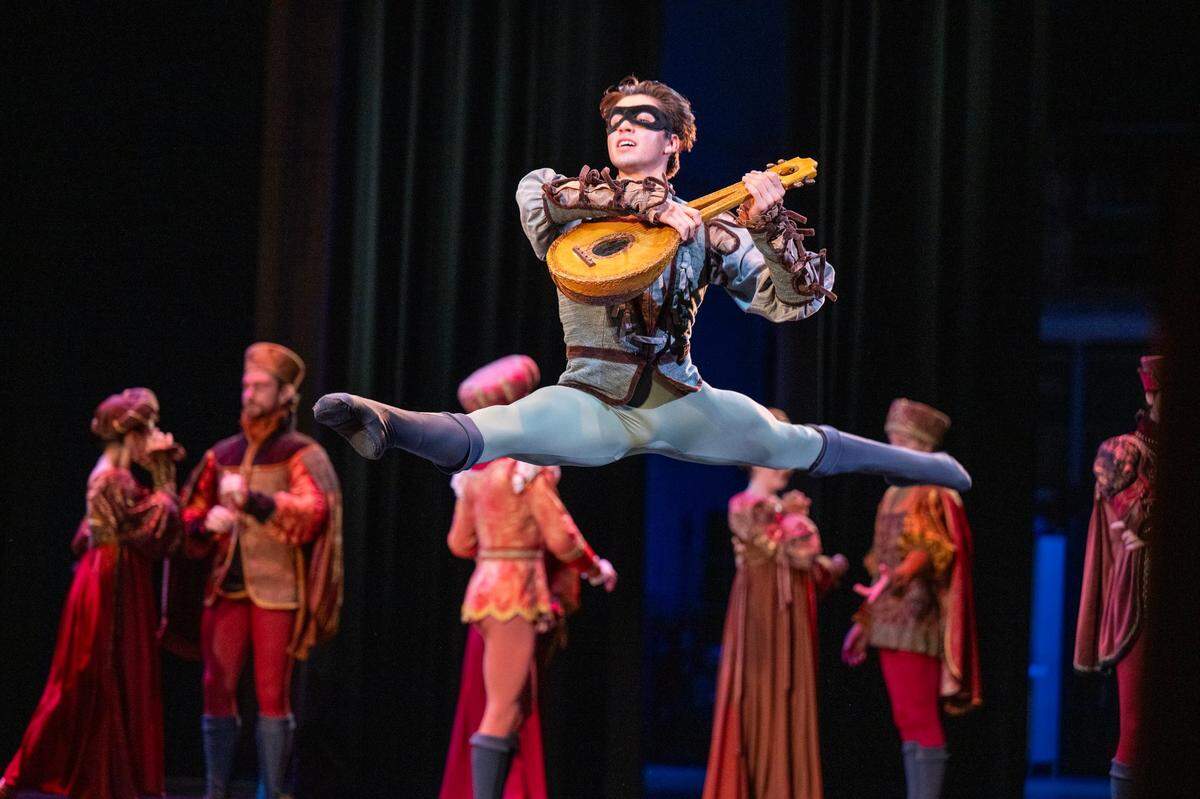 Eduardo Cazarez of the Sacramento Ballet performs as Benvolio in “Romeo & Juliet” during a dress rehearsal Wednesday.