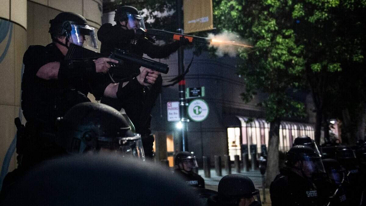 Un agente del Alguacil del Condado de Sacramento dispara un proyectil no letal durante una protesta frente a la Cárcel Principal, en el centro de Sacramento, en 2020. Los manifestantes reaccionaban a la muerte de George Floyd en Minneapolis.