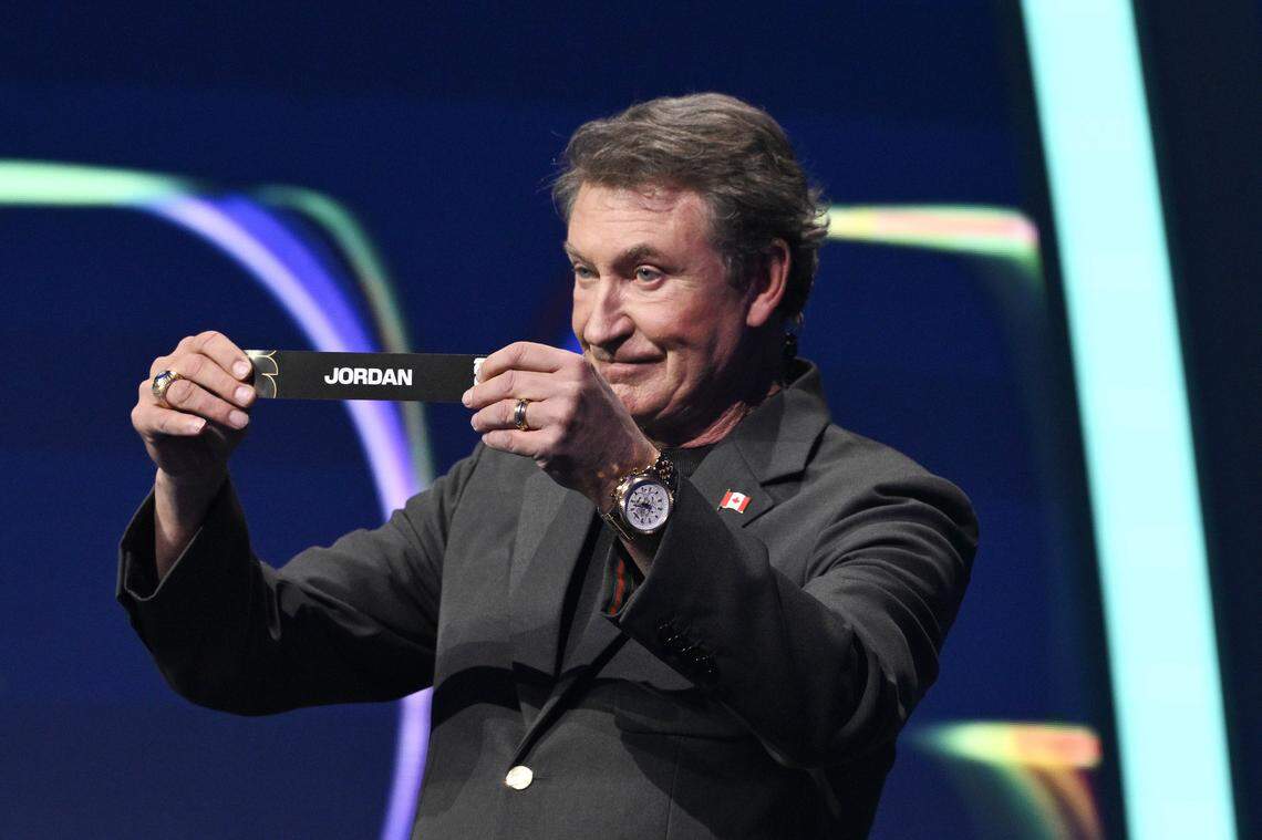 El asistente del sorteo Wayne Gretzky muestra la tarjeta de Jordan durante el sorteo del World Cup 2026 en el John F. Kennedy Center for the Performing Arts el viernes. El país fue ubicado en el Grupo J, que jugará dos partidos en el Área de la Bahía.