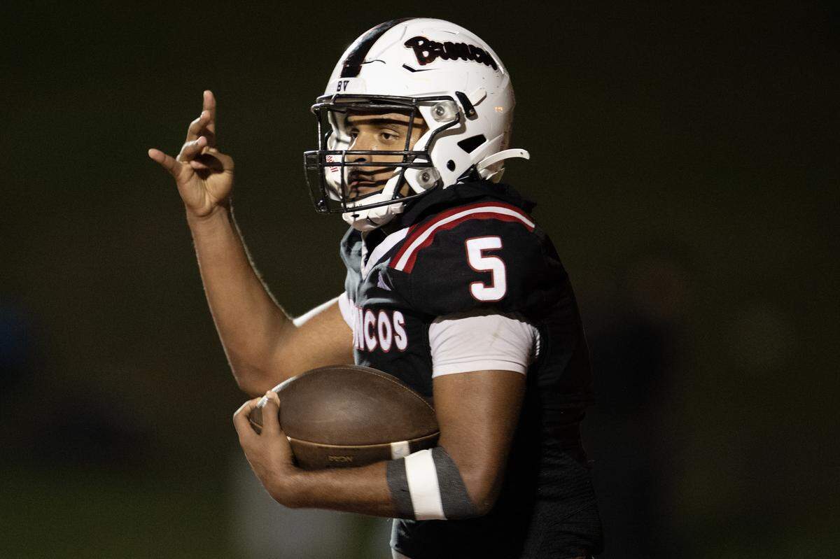 The Bella Vista Broncos' Dvaughn Norwood (5) raises four fingers after scoring his fourth touchdown in the second half against the Del Campo Cougars on Friday in Fair Oaks. Norwood finished with five touchdowns.