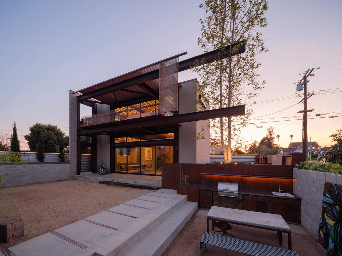 The 577 Compound in Hyde Park in Los Angeles offers two striking homes, architectural artistry and sweeping views from the Hollywood Sign to the snowcapped San Gabriel Mountains.