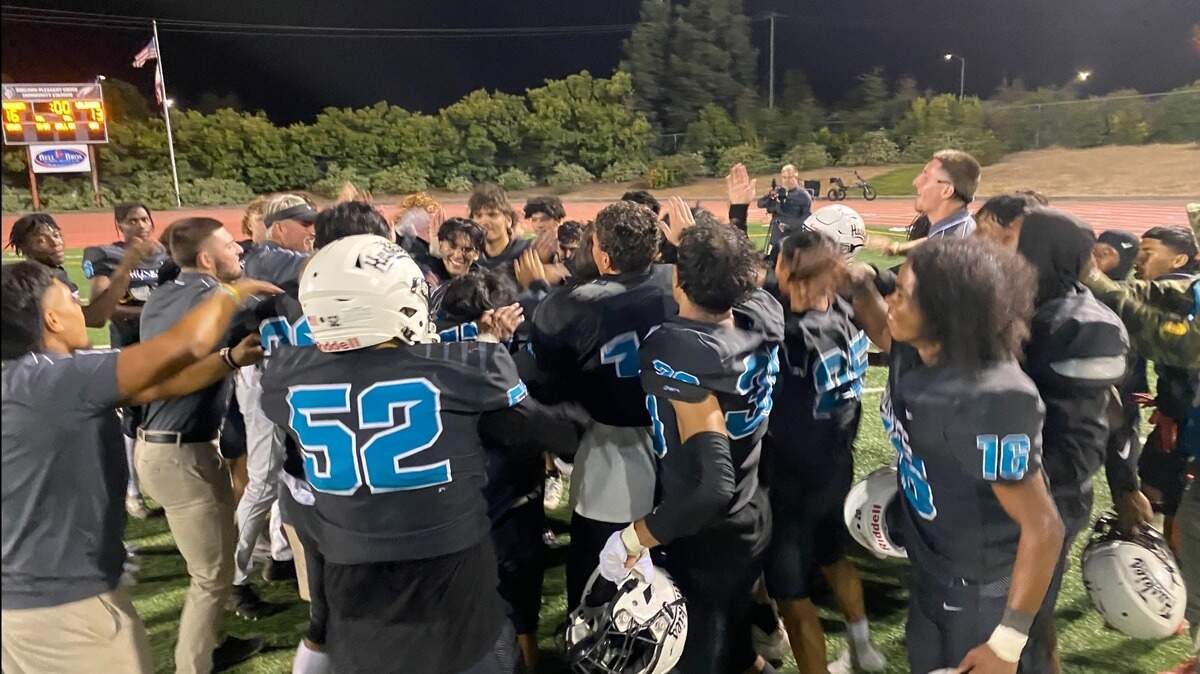 The Sheldon Huskies celebrate their 16-13 victory over Franklin on Friday.