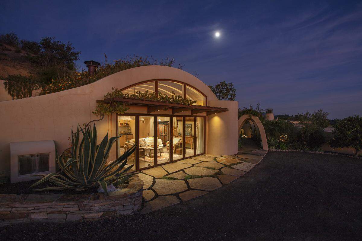 The exterior of Casa Luna in Big Sur, designed by legendary architect Mickey Muennig, draws inspiration from the sweeping shapes of Greek villages and the phases of the moon.