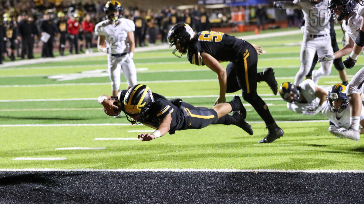 Del Oro running back Gavin Guillen stretches for the end zone during his team’s 21-0 win over Oak Ridge on Friday.