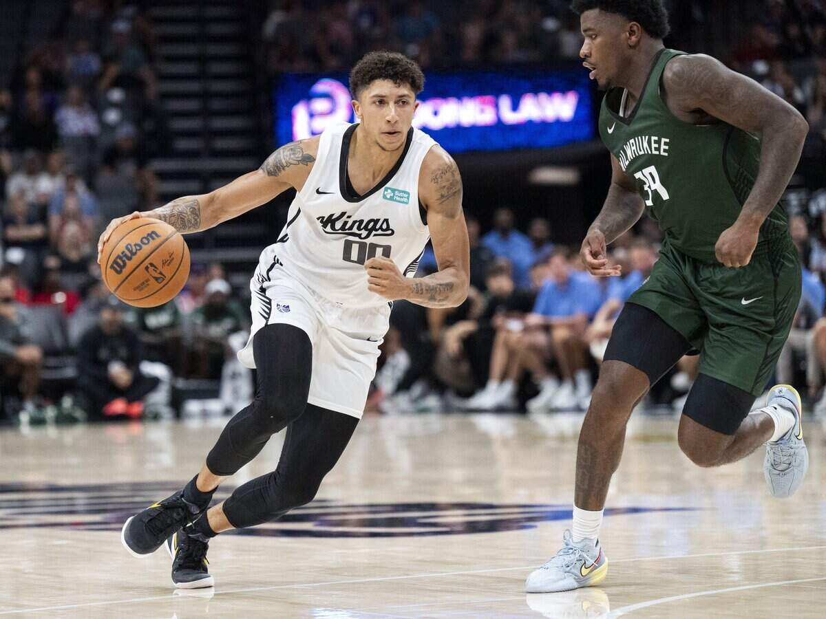 Sacramento Kings guard Nique Clifford (00) drives to the basket during the California Classic game against the Milwaukee Bucks at Golden 1 Center  on Monday.