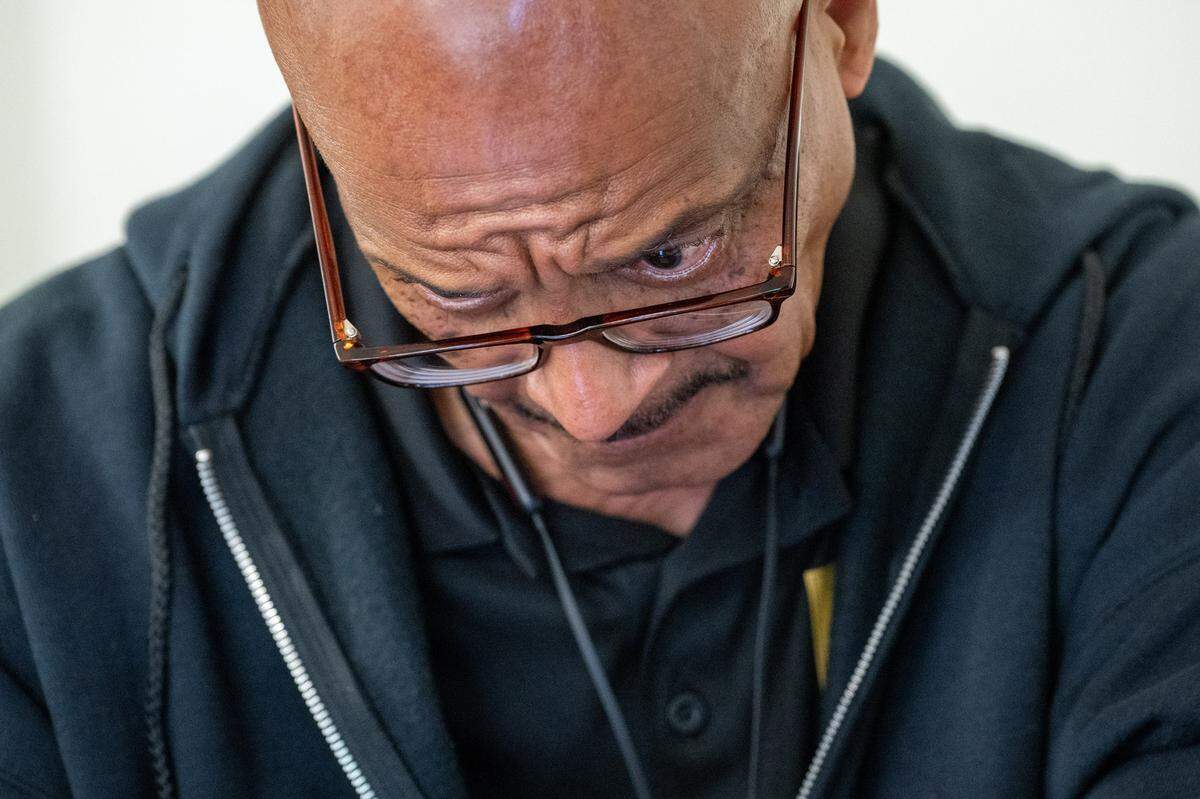 David King tries to figure out how to connect to a practice Zoom interview on his cellphone during a Reintegration Academy class with other formerly incarcerated individuals at Sacramento State on May 2.