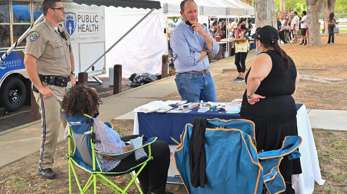 Sacramento County Supervisor Rich Desmond, center, at a COVID-19 vaccination event in North Highlands in August.
