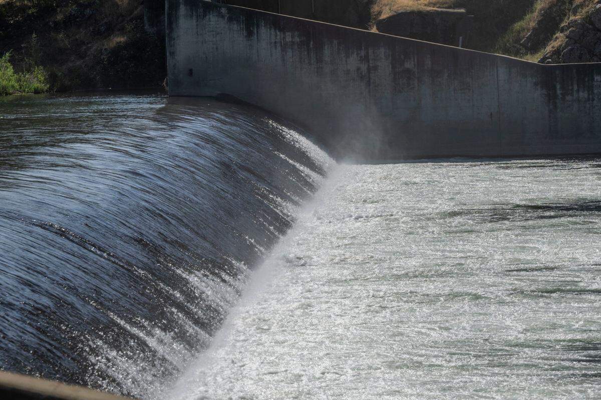 The Daguerre Point Dam on the lower Yuba River is the proposed site of a “nature-like fishway” on Thursday, May 8, 2025. The fishway would allow more salmon to return to the area to spawn, but could also give predatory fish increased access. 
