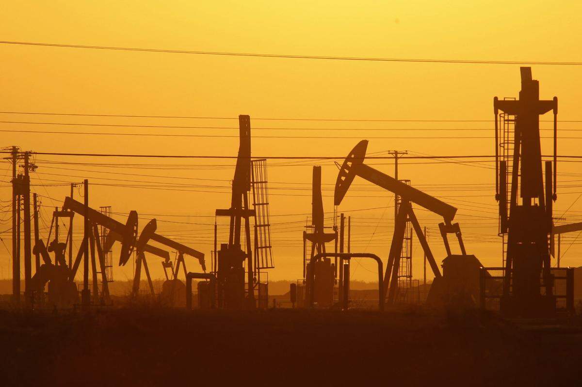 AB 1866 requires oil companies to submit plans for closing tens of thousands of idle oil wells in California.