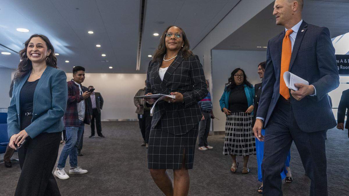 Incoming Sacramento City Manager Maraskeshia Smith, center, walks with Councilmember Karina Talamantes and Mayor Kevin McCarty to her introductory news conference on Tuesday, Sept. 30, 2025. Smith will start her new role in January.
