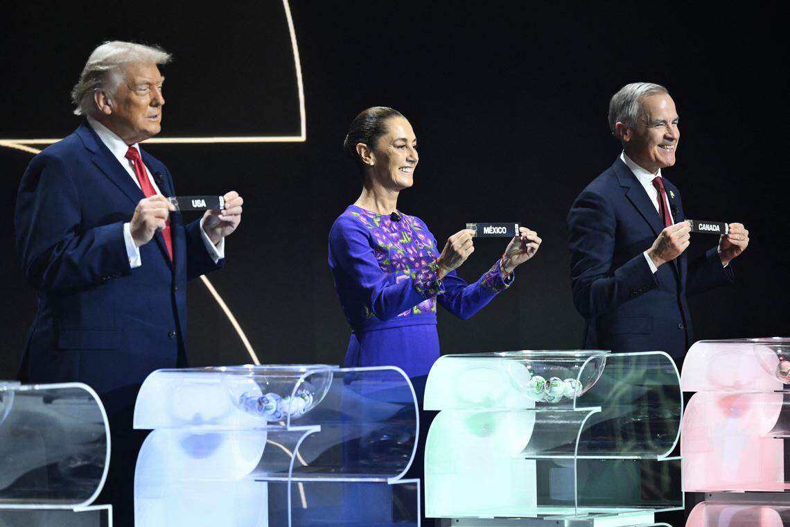 El Presidente Donald Trump, la Presidenta de Mexico Claudia Sheinbaum y el Primer Ministro de Canada Mark Carney posan con sus tarjetas durante el sorteo para la FIFA Football World Cup 2026 en el Kennedy Center en Washington, D.C., el viernes. El torneo se llevará a cabo en Estados Unidos, Canada y Mexico.