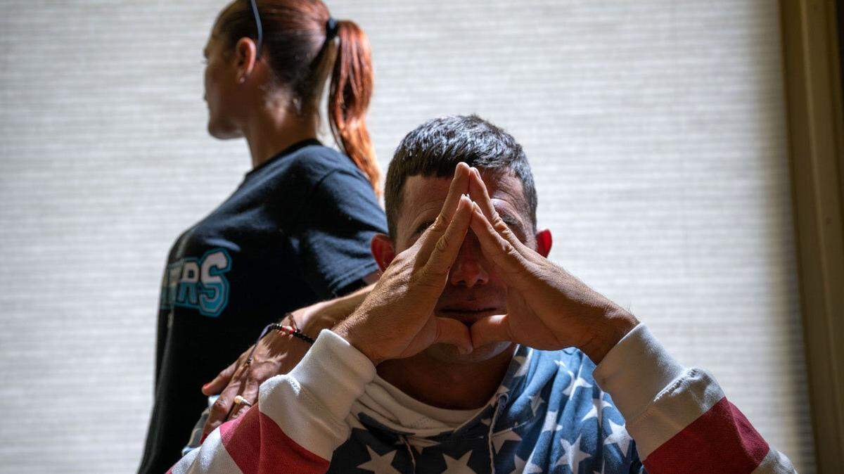 Una pareja de migrantes, que dejó a sus tres hijos en Venezuela, habla el viernes sobre su traslado desde El Paso, Texas, hasta Sacramento por un contratista de Florida.