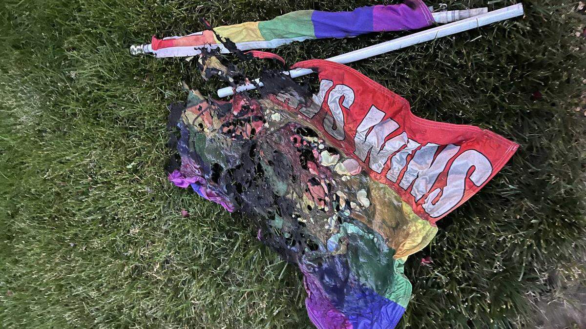 Vándalos no identificados tomaron una bandera del Orgullo LGBTQ+ con los colores del arcoíris, colocada en el exterior por la familia Martinezmoles, y la quemaron el miércoles 7 de junio de 2023, frente a su casa en Antelope, California.