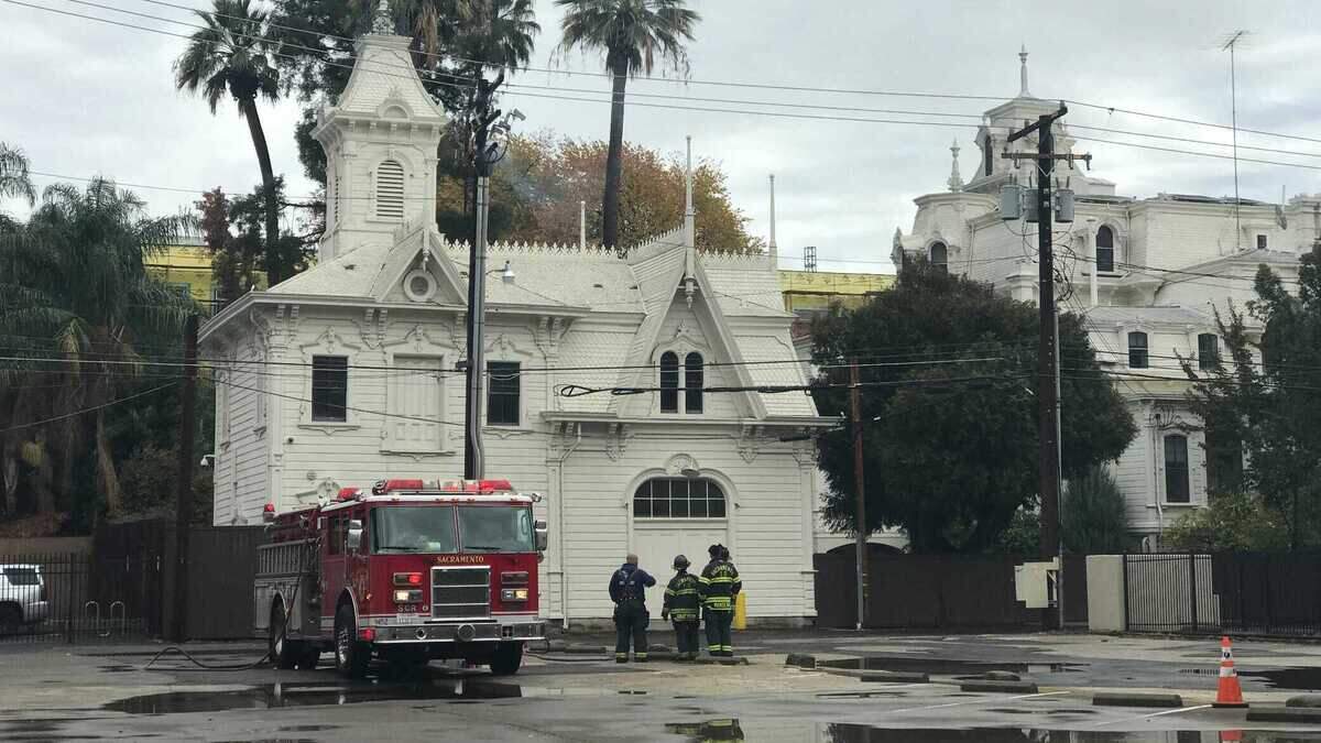A power pole was partially on fire behind the Governor’s Mansion at 16th and H streets in downtown Sacramento, around the same time 1,000 SMUD customers lost power, on Friday, October 22, 2021.