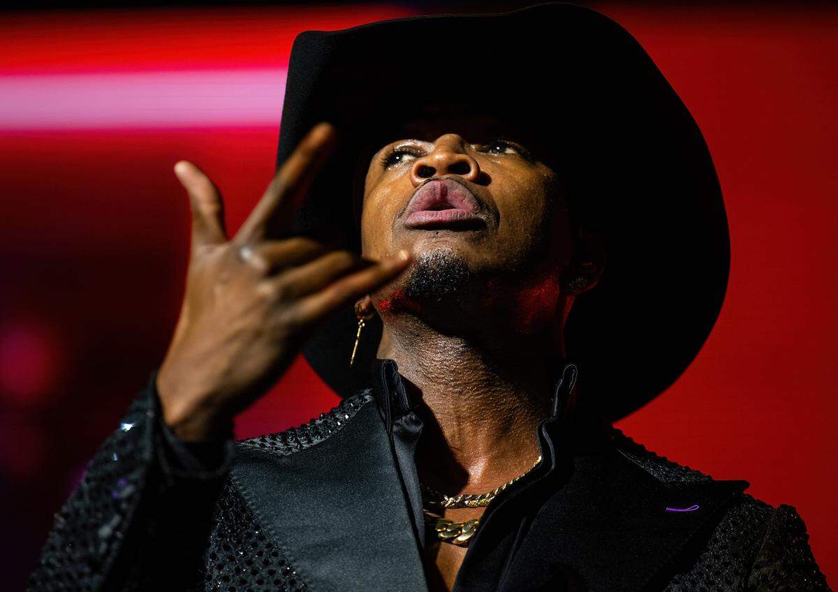 R&B singer-songwriter Ne-Yo performs at Golden 1 Center on Saturday.
