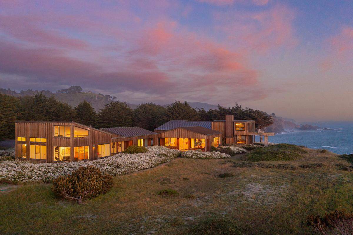 Sea Arches sits on 20 acres in Northern California with dramatic ocean views. It’s for sale for $7.5 million.