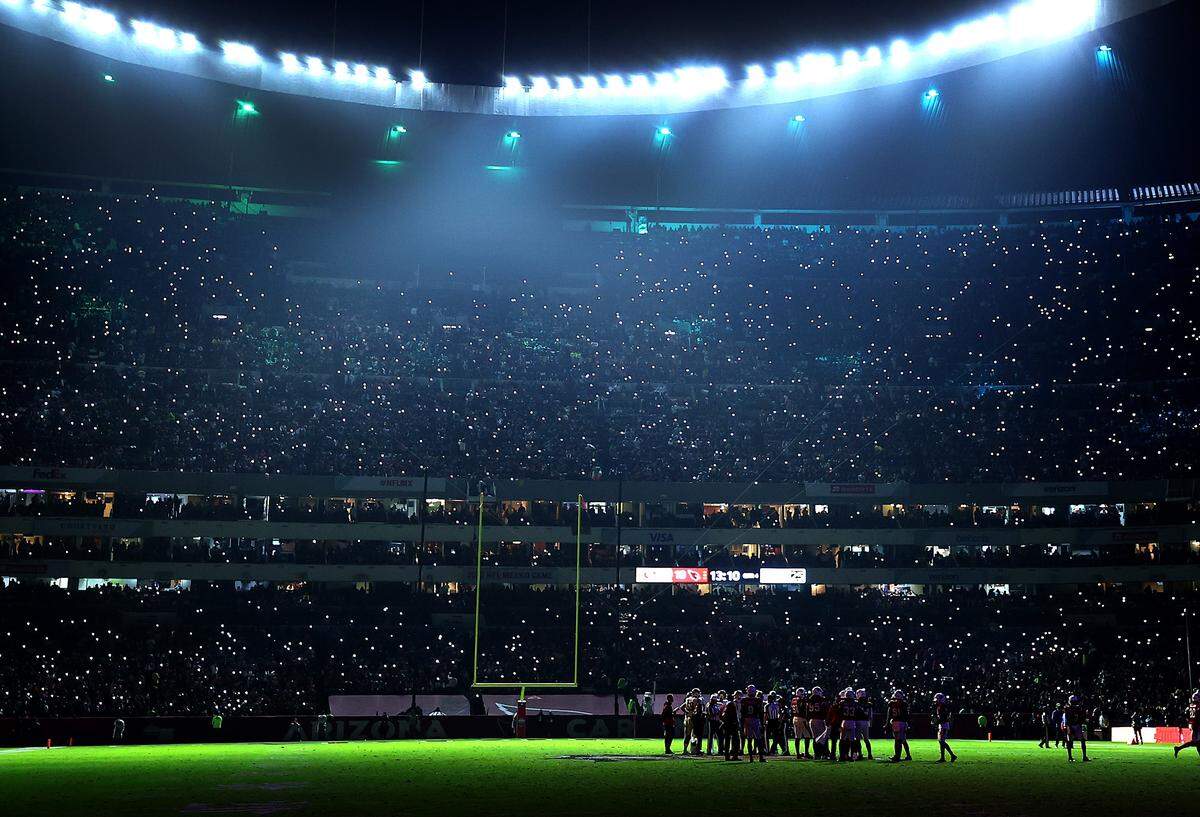 MEXICO CITY, MEXICO - NOVEMBER 21: The San Francisco 49ers and the Arizona Cardinals look on during a timeout in the second half of a game at Estadio Azteca on November 21, 2022 in Mexico City, Mexico. (Photo by Sean M. Haffey/Getty Images)